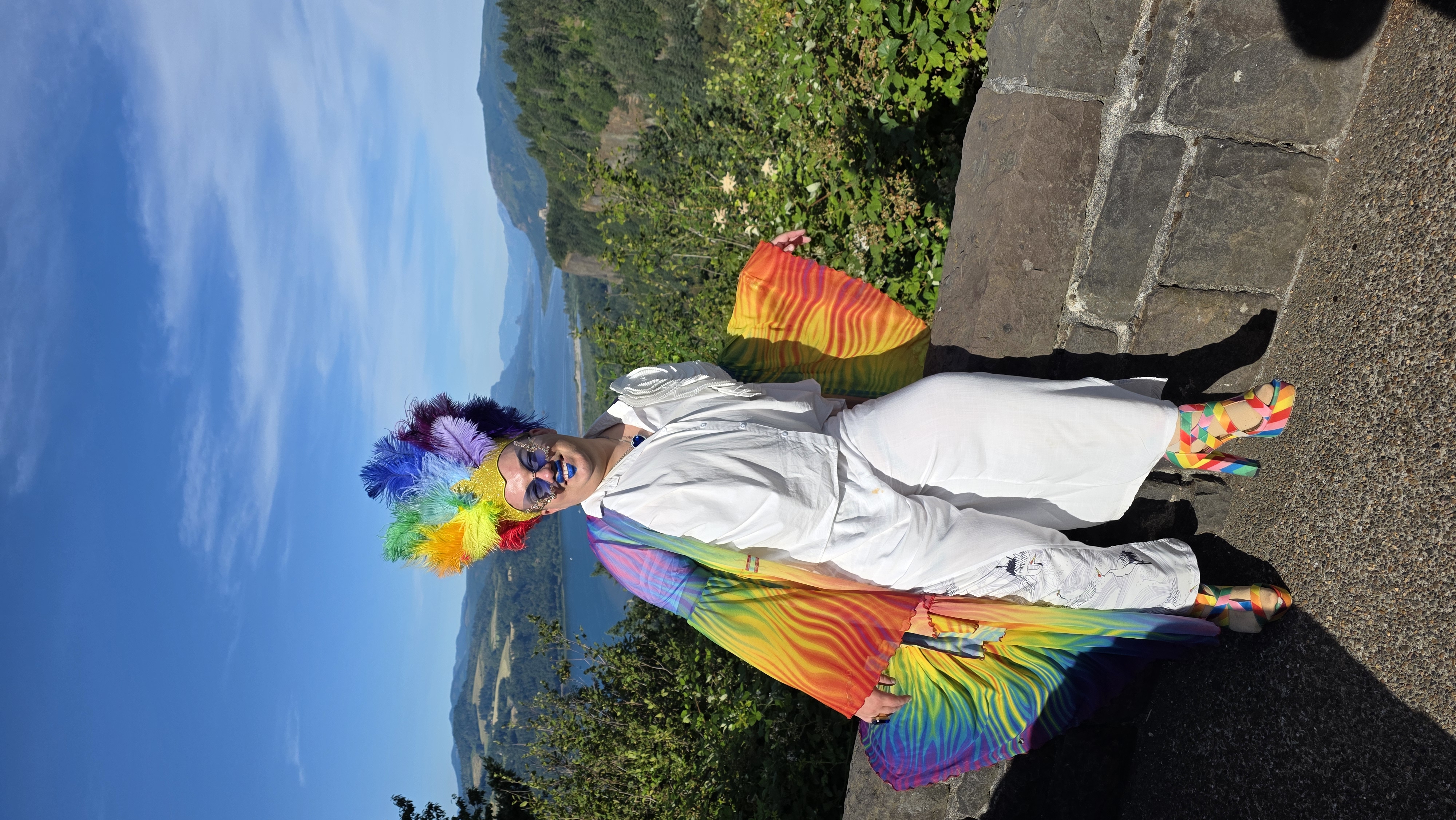 Кевин Дюк в радужном образе на фоне Columbia River Gorge после Portland Pride