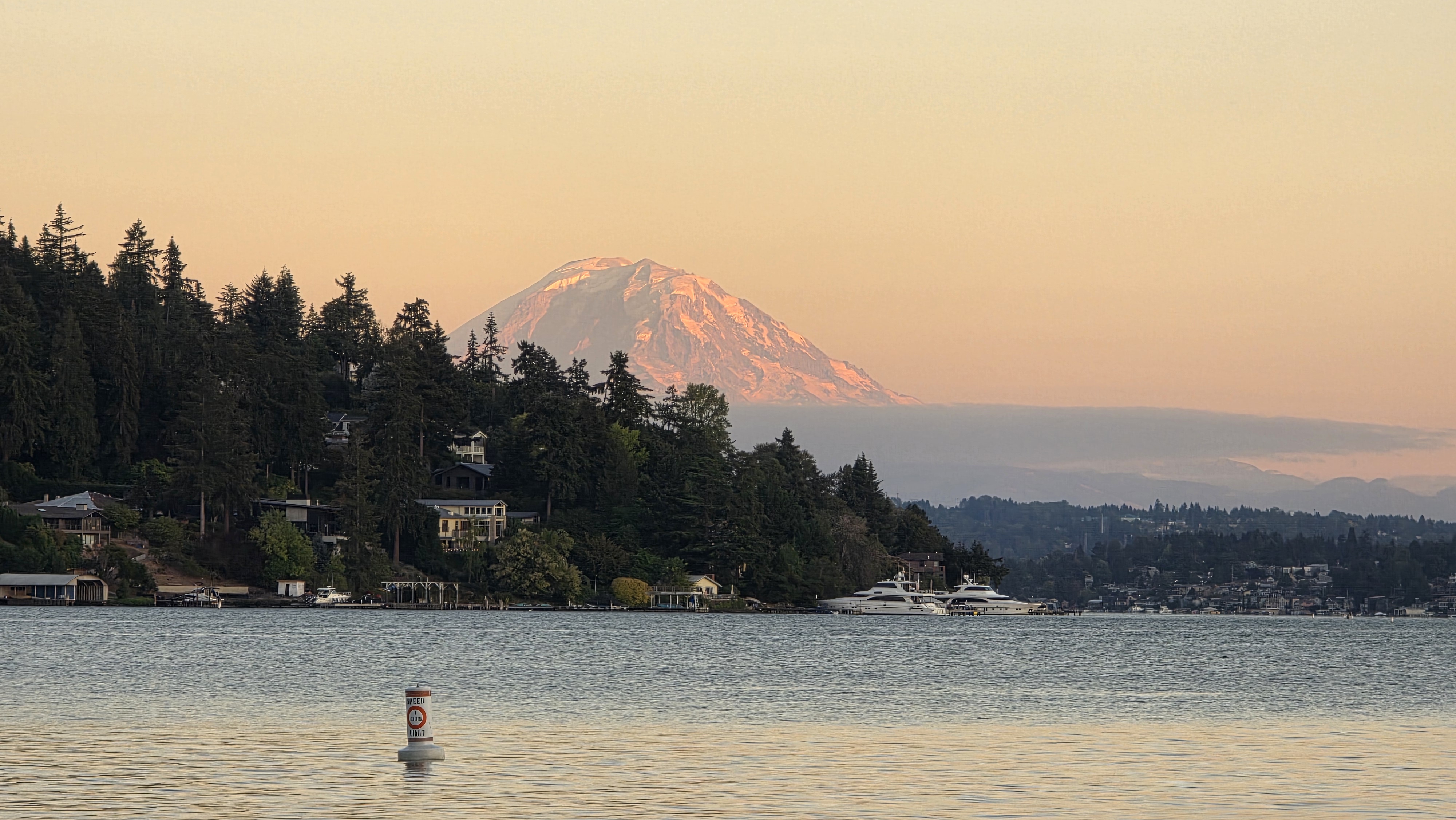 Mount Rainier на закате над озером Washington