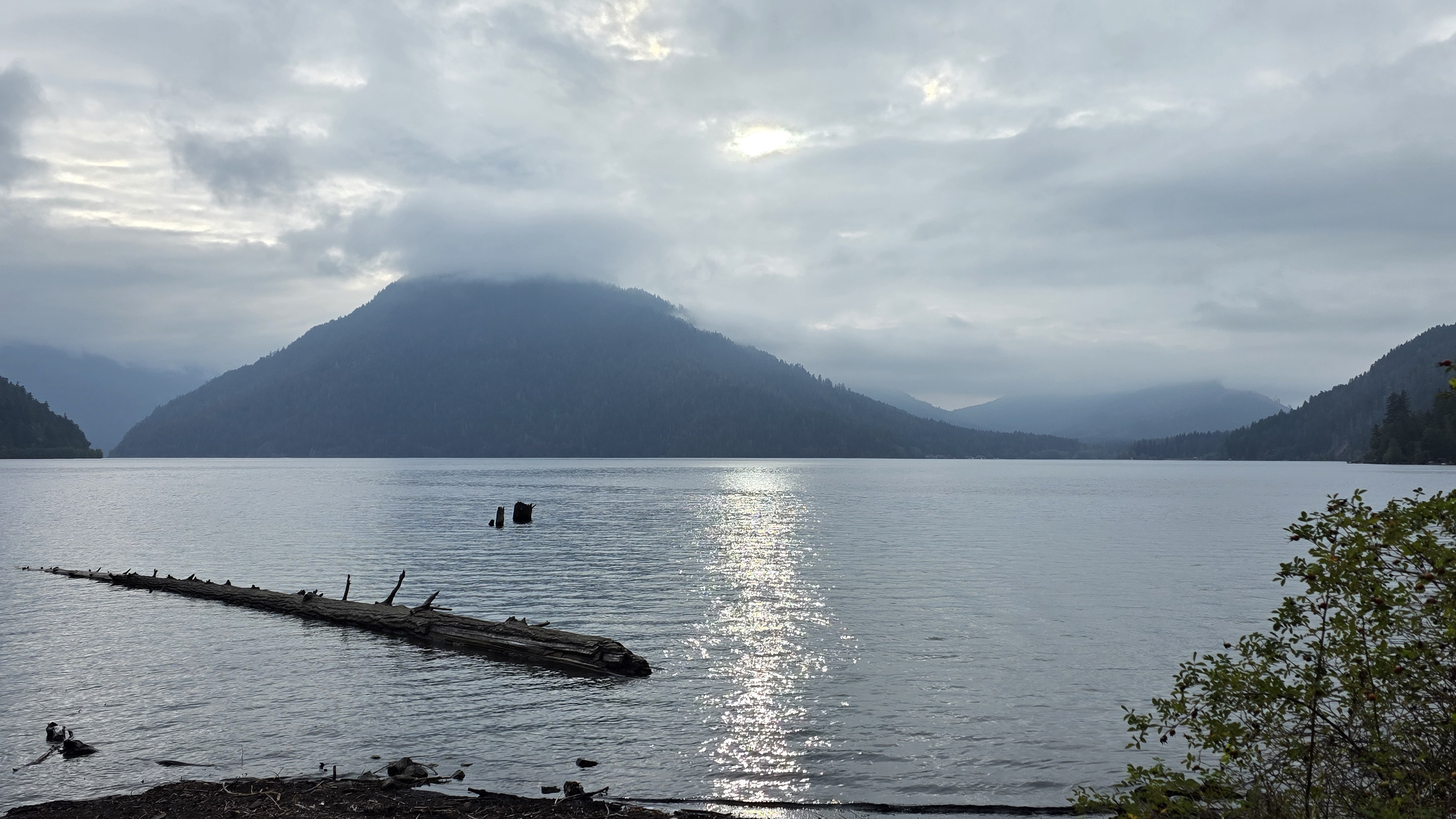 Озеро Lake Crescent и горы в штате Washington