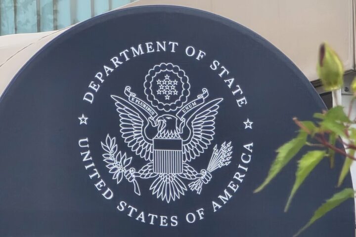 Эмблема Государственного департамента США у штаб-квартиры ведомства в Вашингтоне